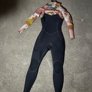 LAST 4/3 chest zip of this wetsuit! Size 4!!!